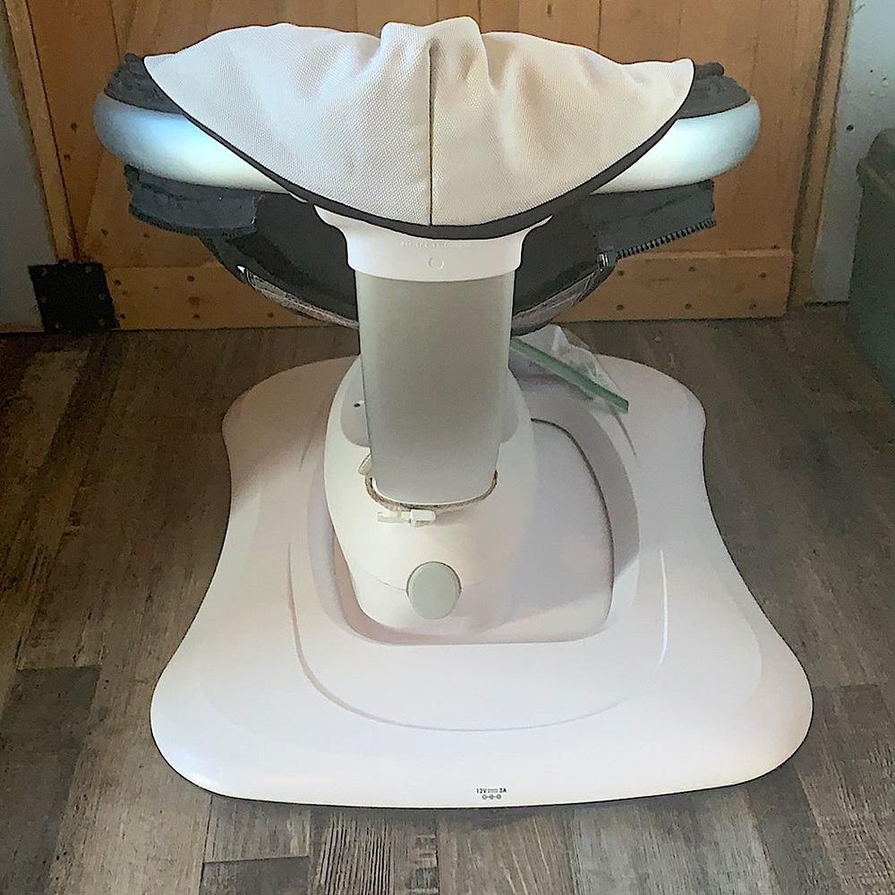 4moms mamaroo in great used condition.